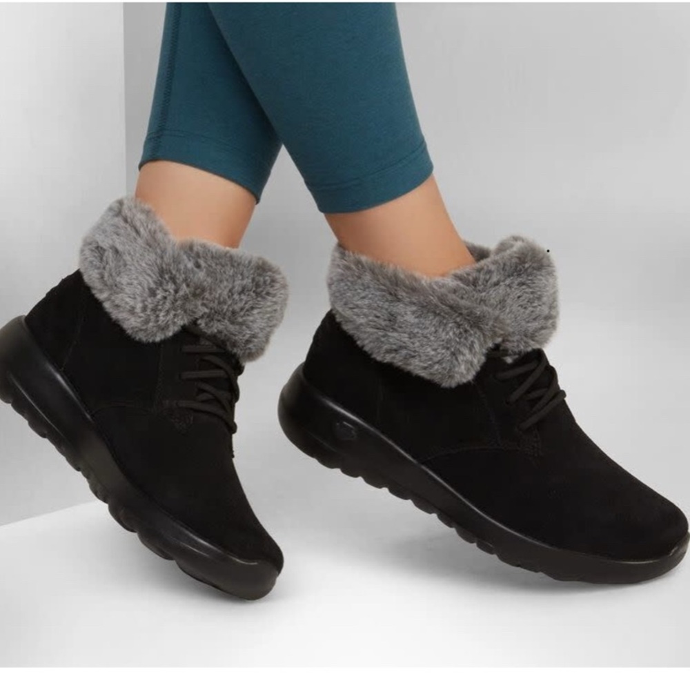 New in Box Skechers On the Go Ortholite Plush Dreams Boots in Black and Grey